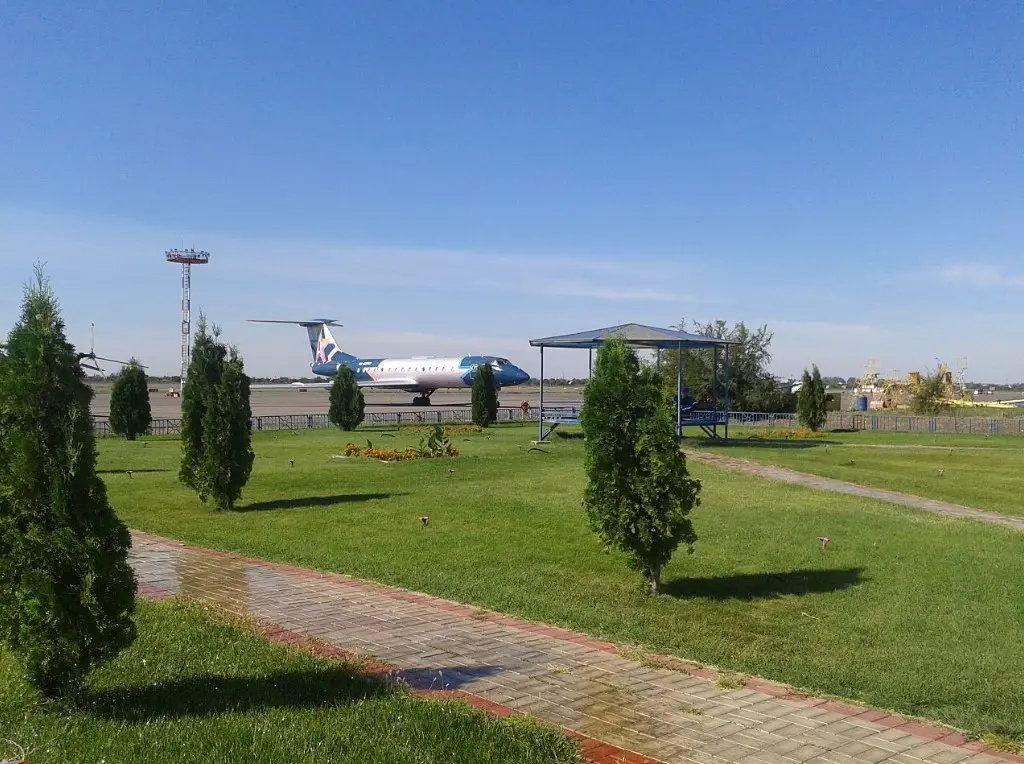Как добраться до Астрахани самолётом: здание аэропорта Астрахань.