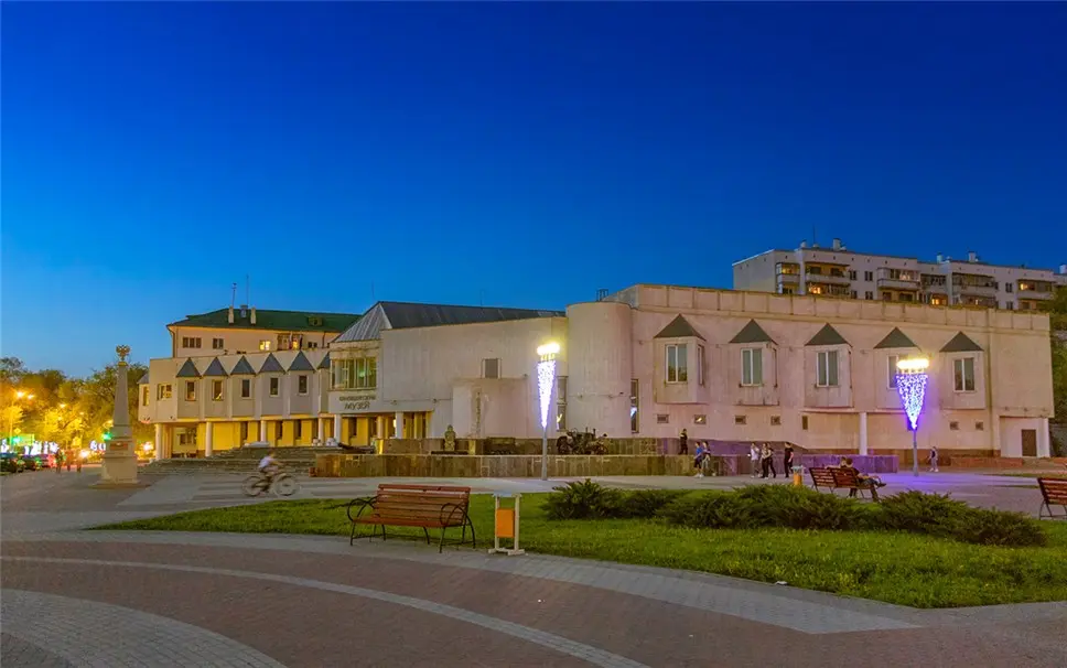 Белгородский историко-краеведческий музей вечером — одно из главных культурных мест Белгородской области