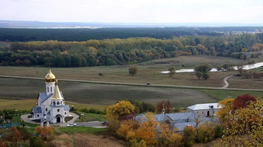 Вид на храм и осенние пейзажи Белгородской области с высоты