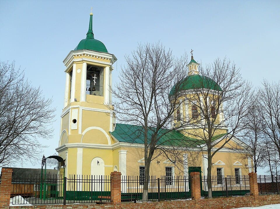 Что посмотреть в Белгородской области — православный храм с колокольней и зелёными куполами, архитектурная достопримечательность региона