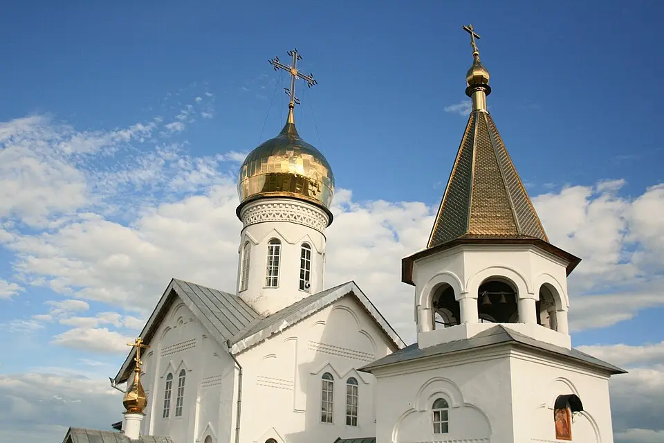 Холковский монастырь — православный монастырский комплекс с белыми храмами и золотыми куполами в Белгородской области