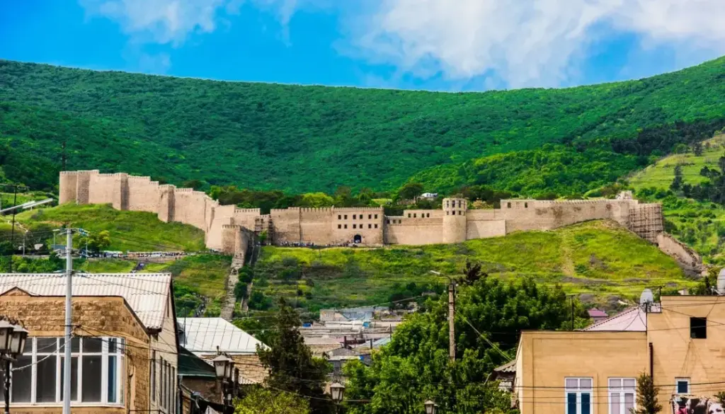 Достопримечательности Дагестана: что посмотреть и куда поехать — крепость Нарын-Кала в Дербенте как главное культурное и историческое место региона