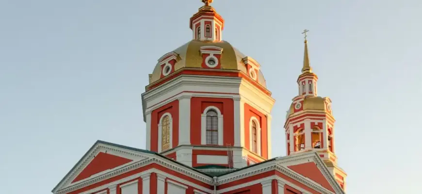 Что посмотреть в Кировской области: православный храм в Кирове с красно-белыми фасадами и золотыми куполами