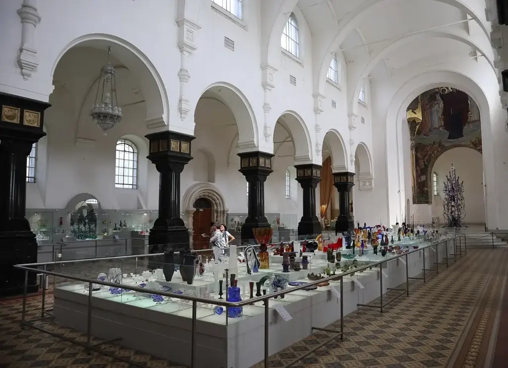 Экспозиция Музея хрусталя имени Мальцовых — коллекция художественного стекла в историческом интерьере