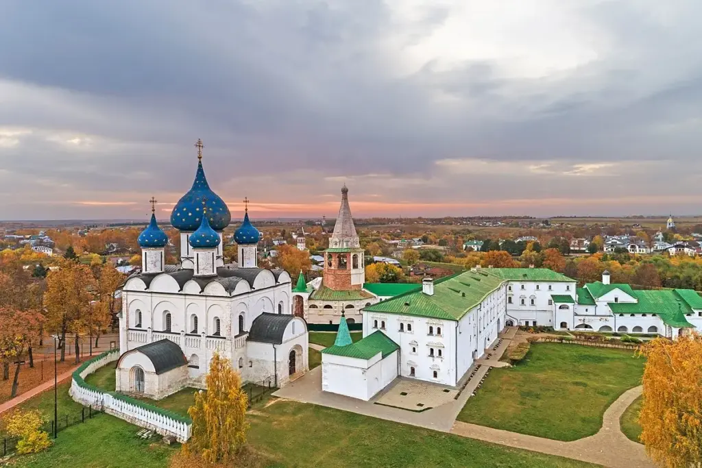 Осенний вид Суздальского кремля — один из самых красивых и интересных городов Владимирской области