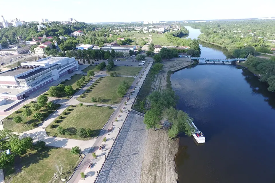 Набережная — вид на реку с прогулочной зоной