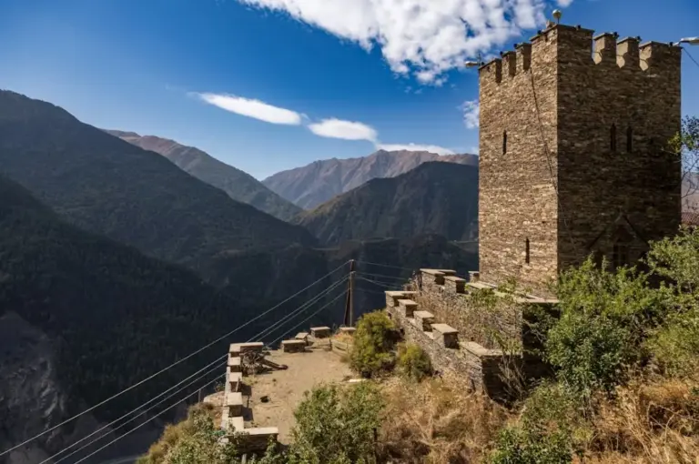 Достопримечательности Дагестана — древняя башня и горные пейзажи Кавказа