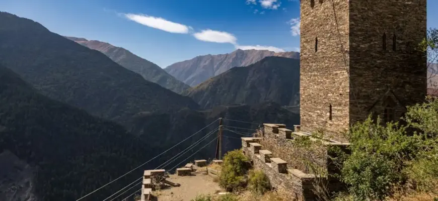 Достопримечательности Дагестана — древняя башня и горные пейзажи Кавказа
