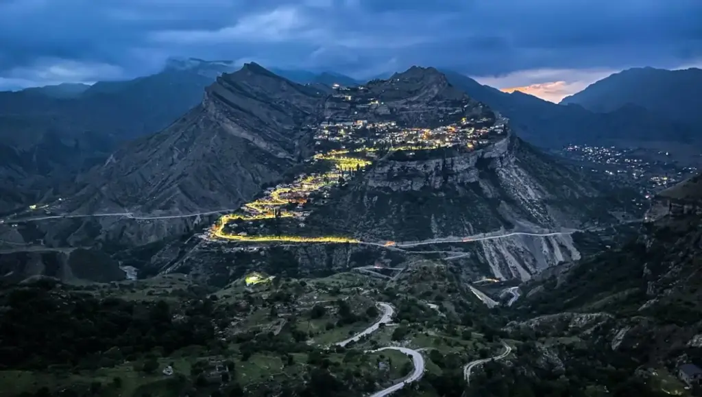 Достопримечательности Дагестана — горный аул и серпантин в Кавказских горах