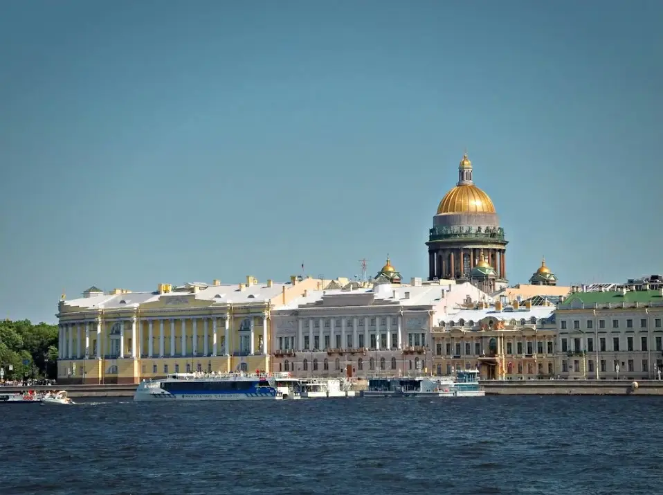 Основные достопримечательности Санкт-Петербурга — интерьер города
