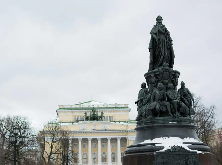 Памятник Екатерине II на Островской площади в Санкт-Петербурге на фоне Александринского театра