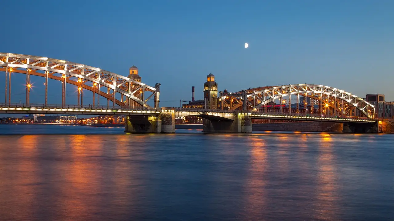 Экскурсии и мероприятия в Санкт-Петербурге — ночные экскурсии на развод мостов с видом на поднятый Дворцовый мост