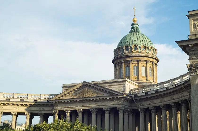 Казанский собор в Санкт-Петербурге — колоннада и купол с крестом на фоне неба