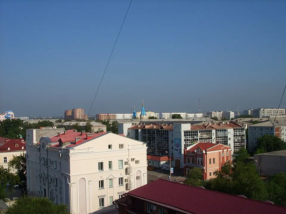 Куда поехать в Амурской области: панорама Благовещенска с городской застройкой и православным храмом