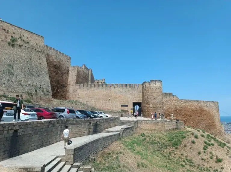 Что посмотреть в Дербенте за 1 день: крепость Нарын-Кала и древние стены города