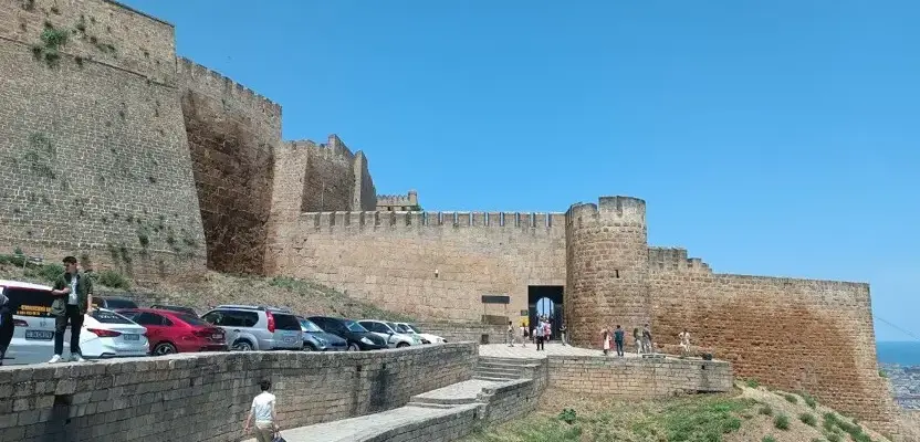 Что посмотреть в Дербенте за 1 день: крепость Нарын-Кала и древние стены города