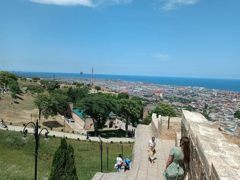 Что посмотреть в Дербенте за 1 день: вид на город и Каспийское море со стен крепости Нарын-Кала