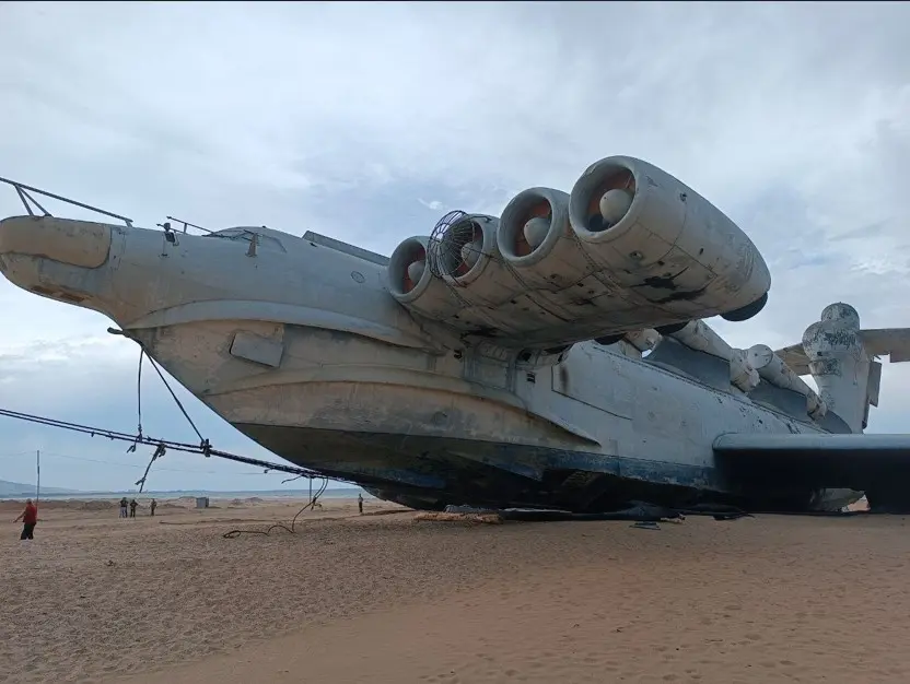 Экраноплан «Лунь» на побережье Каспийского моря в Дербенте — необычная достопримечательность города