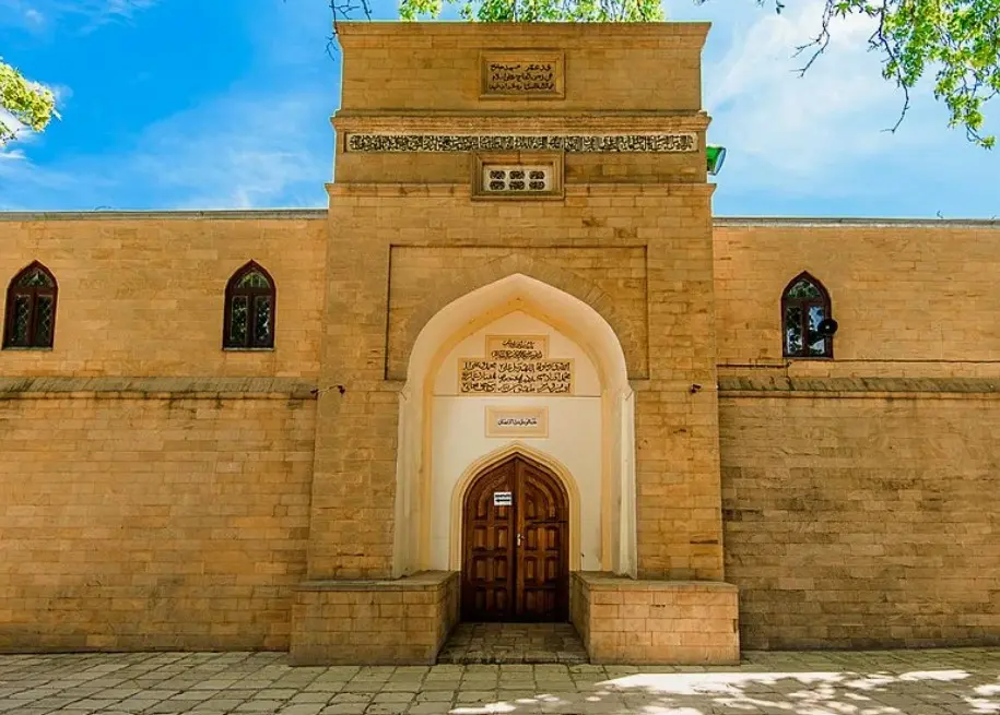 Что посмотреть в Дербенте за 1 день, идеальный маршрут на один день по Дербенту и прогулка по городу — вид на Нарын-Калу и старинные кварталы