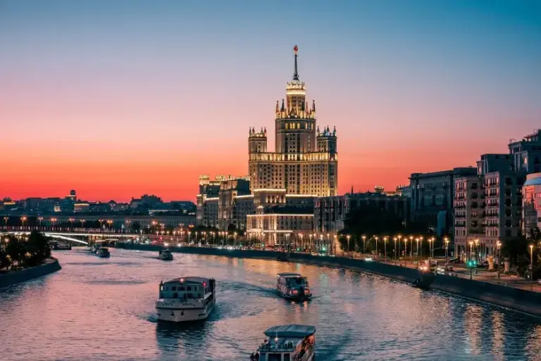Главные достопримечательности Москвы: что посмотреть — вечерний вид на высотку на Котельнической набережной