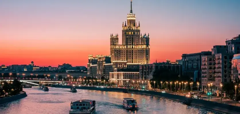 Главные достопримечательности Москвы: что посмотреть — вечерний вид на высотку на Котельнической набережной