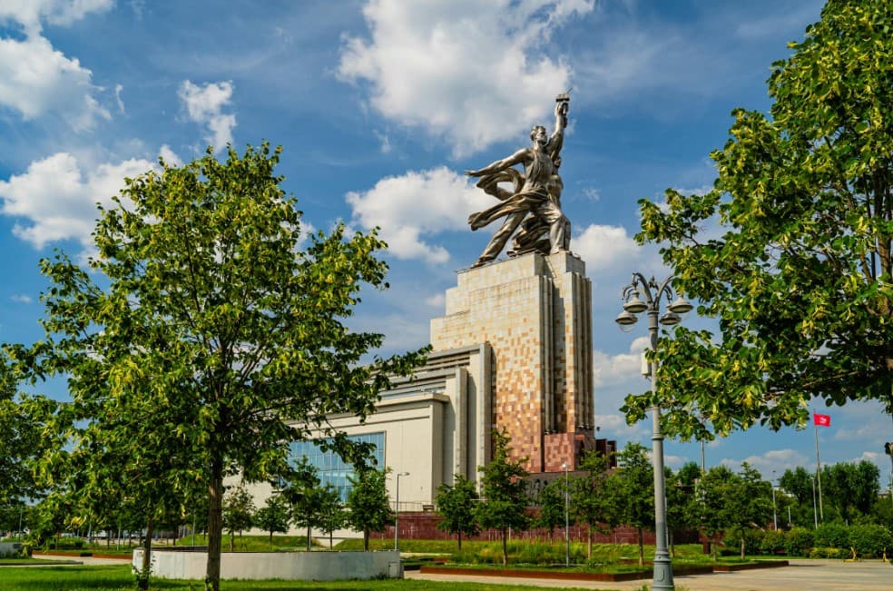 Главные достопримечательности Москвы: что посмотреть — киностудия «Мосфильм» и памятник «Рабочий и колхозница»