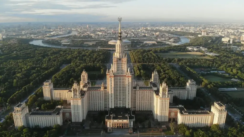 Главные достопримечательности Москвы: что посмотреть — Воробьёвы горы, здание МГУ и панорама Москвы с высоты