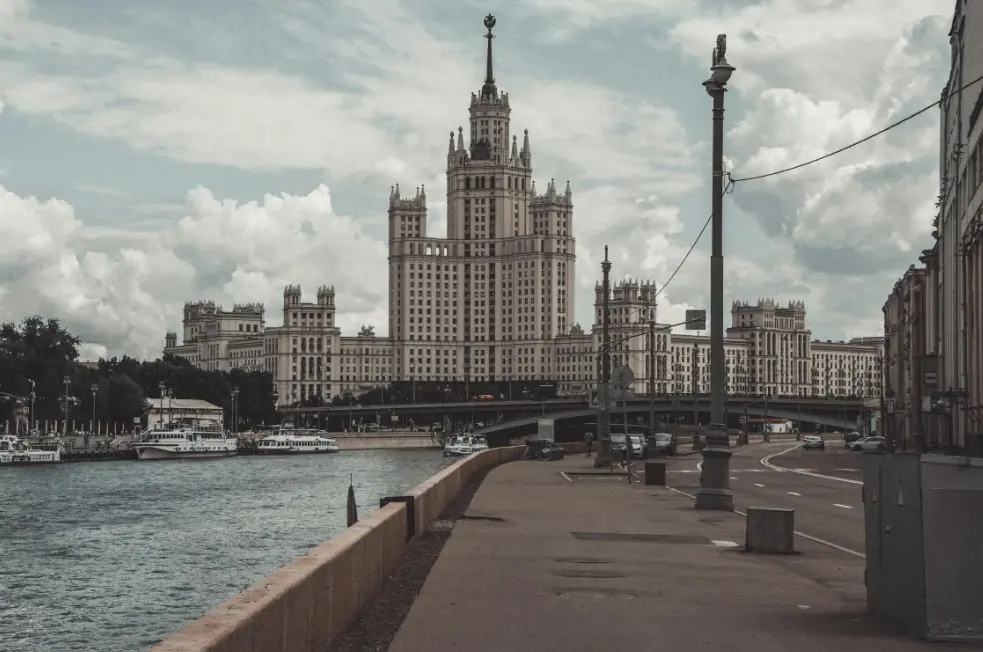 Главные достопримечательности Москвы: что посмотреть — сталинская высотка на Котельнической набережной и вид на Москву-реку