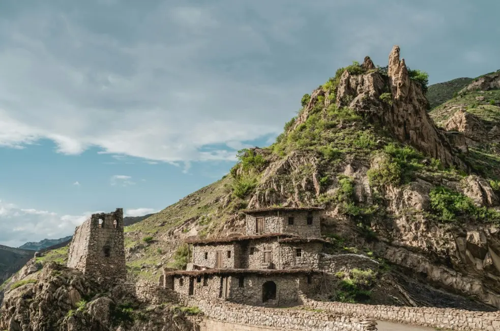Готовый туристический маршрут по Дагестану с древними горными башнями и каменным комплексом на склоне горы