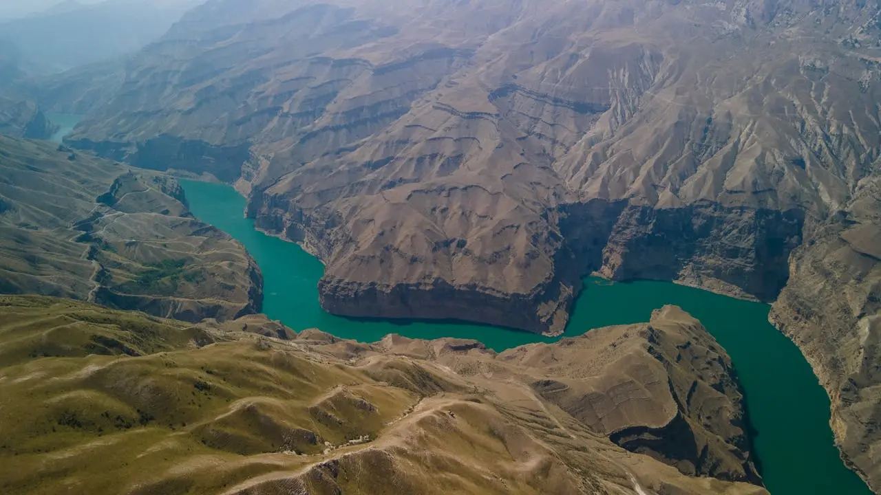 Готовый туристический маршрут по Дагестану с горным каньоном и бирюзовой рекой среди скал