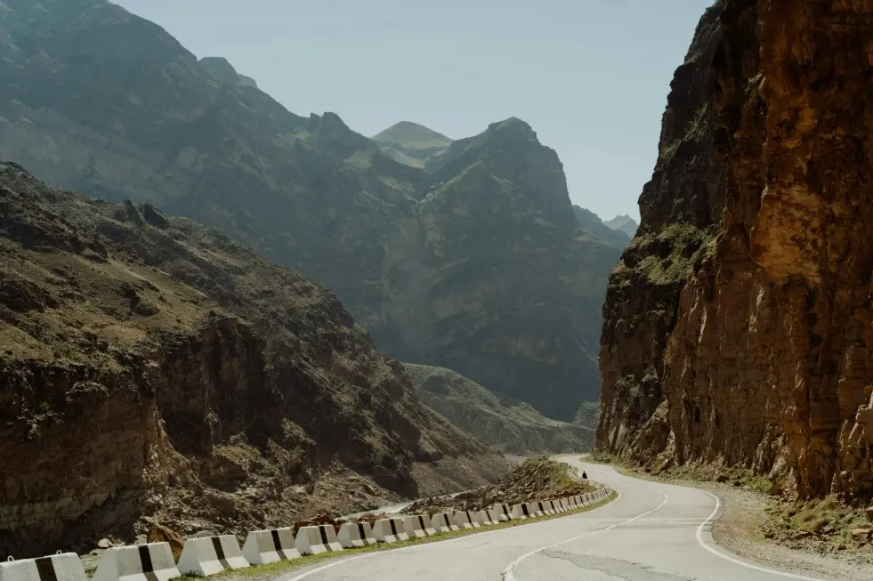 Готовый туристический маршрут по Дагестану с горным серпантином и дорогой между скалами