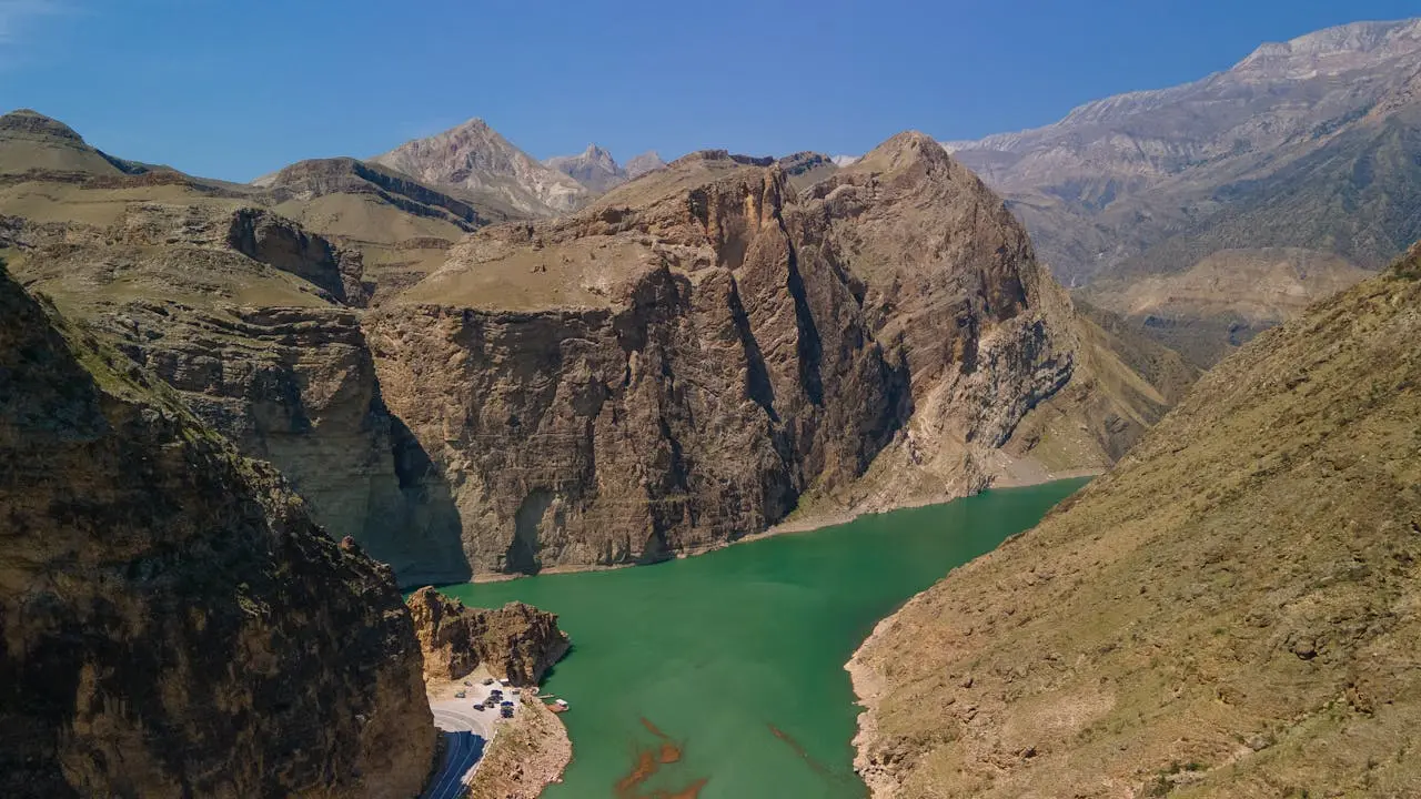 Природные места Дагестана — глубокий горный каньон с рекой и скальными склонами