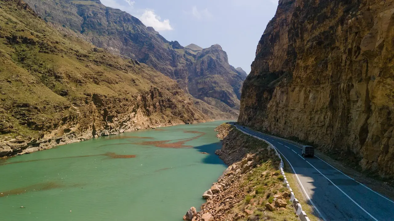 Природные места Дагестана — горная дорога вдоль реки в узком каменном ущелье